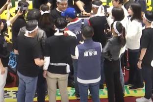 无缘登场！队长张琳芃赛后被拍到站在谢场球员身后，表情……